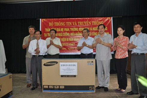 Bộ trưởng Nguyễn Bắc Son thăm TT nuôi dưỡng người có công và bà mẹ VNAH - ảnh 2