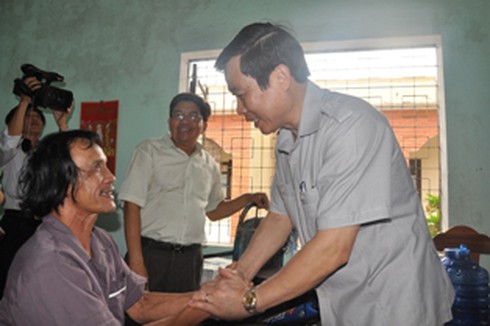 Bộ trưởng Nguyễn Bắc Son thăm TT nuôi dưỡng người có công và bà mẹ VNAH - ảnh 5