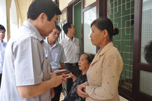 Bộ trưởng Nguyễn Bắc Son thăm TT nuôi dưỡng người có công và bà mẹ VNAH - ảnh 1