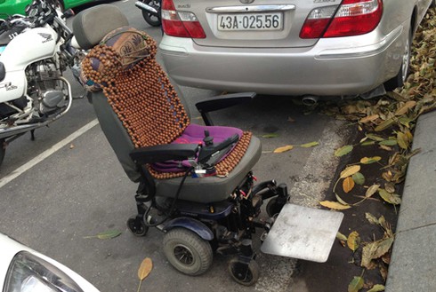 Cụ ông tự thiêu trên vỉa vè - ảnh 1