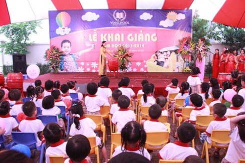 Các em nhỏ dán ước mơ lên