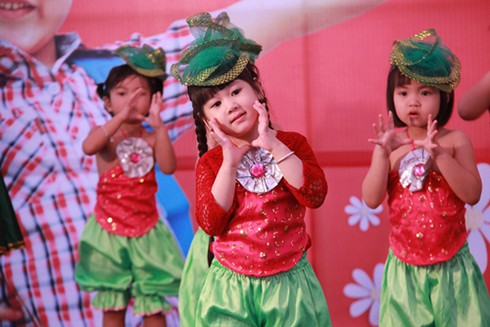 Các em nhỏ dán ước mơ lên