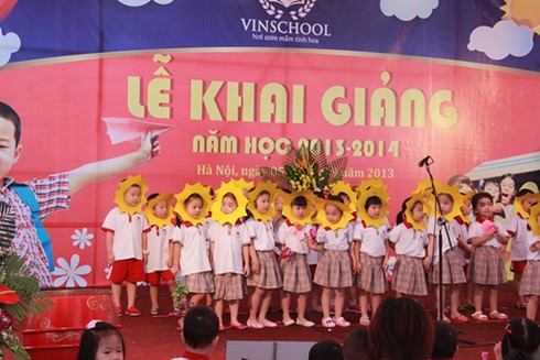 Các em nhỏ dán ước mơ lên