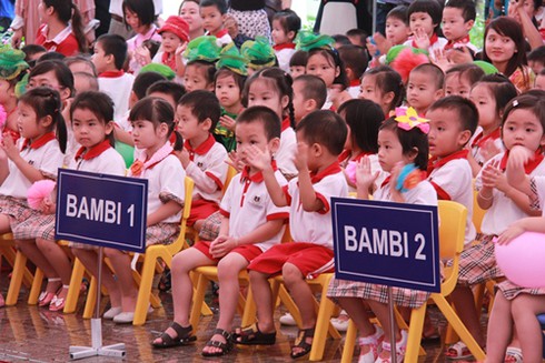 Các em nhỏ dán ước mơ lên