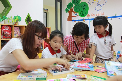 Các em nhỏ dán ước mơ lên