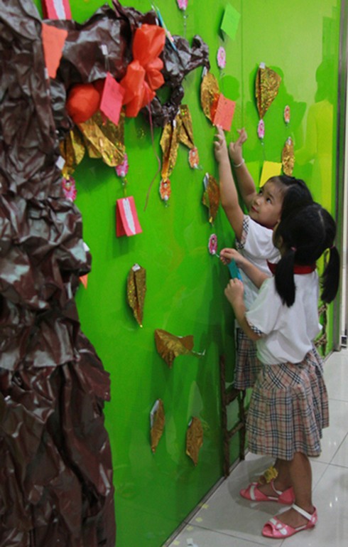 Các em nhỏ dán ước mơ lên