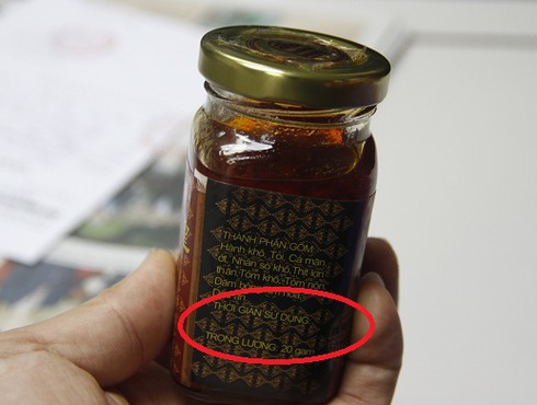 Người tiêu dùng cho biết, lọ tương ớt này được để trong hộp bánh trung thu mà không có bao bì gì thêm và không có hạn sử dụng. Ảnh: N. Nam