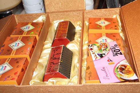 Mặc dù hai lọ tương ớt mục đích dùng không phải để ăn kèm với bánh trung thu nhưng khách sạn Hà Nội vẫn đưa vào hộp bánh, gây hiểu lầm cho người tiêu dùng, khiến họ ăn phải và bị đau bụng, tiêu chảy. Ảnh: N. Nam<br>