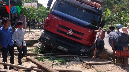 Xe tải đâm trực diện, kéo rê xe máy, 2 người rơi xuống cống - ảnh 1