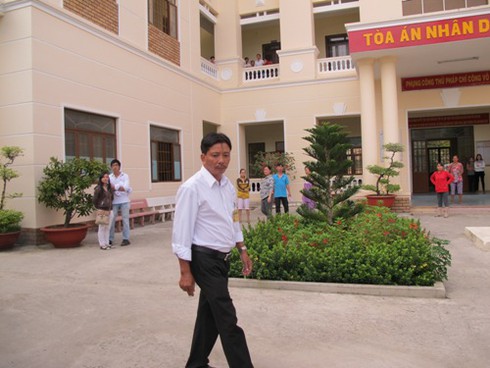 Phó chánh án ngăn cản phóng viên tác nghiệp - ảnh 1