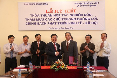 Ban Kinh tế TƯ và Liên hiệp hội KHKT VN ký thỏa thuận hợp tác - ảnh 1