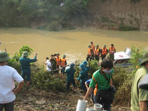 Tìm thấy chiếc Inova bị lũ cuốn trôi cùng nạn nhân - ảnh 6