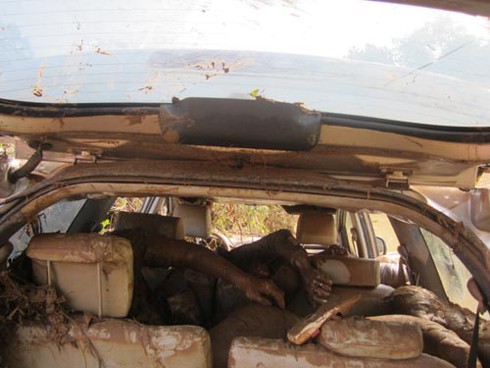 Tìm thấy chiếc Inova bị lũ cuốn trôi cùng nạn nhân - ảnh 4