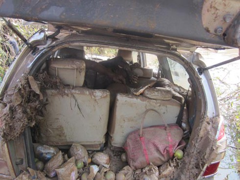 Tìm thấy chiếc Inova bị lũ cuốn trôi cùng nạn nhân - ảnh 3