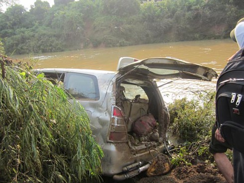 Tìm thấy chiếc Inova bị lũ cuốn trôi cùng nạn nhân - ảnh 2