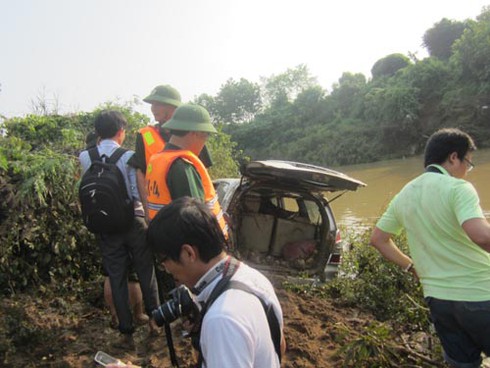 Tìm thấy chiếc Inova bị lũ cuốn trôi cùng nạn nhân - ảnh 1