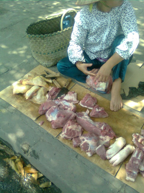 Chợ thịt ôi phục vụ quán cơm, sinh viên nghèo - ảnh 1