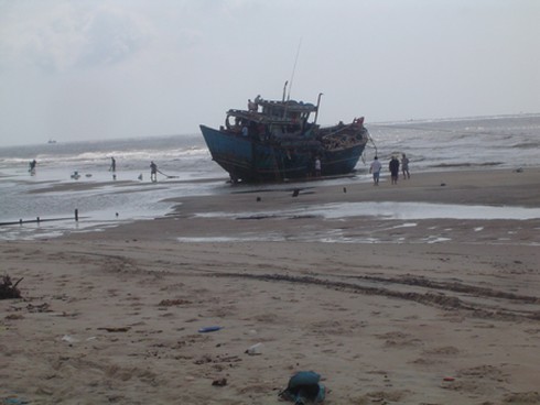 Chiếc ghe đang được cơ quan chức năng bảo vệ nghiêm ngặt