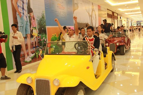 Xuân Bắc thử tài trượt băng trong Royal City - ảnh 1