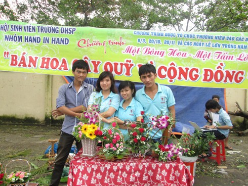 Sinh viên xuống đường bán hoa gây quỹ từ thiện - ảnh 2