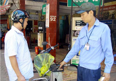 Xăng dầu kêu chuyện phân biệt đối xử - ảnh 1