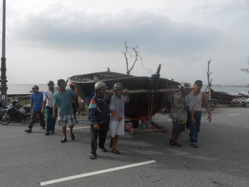 Tin bão số 14 (siêu bão Haiyan): Miền Trung căng sức chống bão, quân đội sẵn sàng - ảnh 1