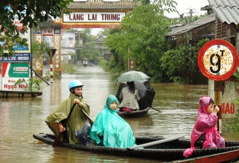 Hình ảnh lũ dữ chưa từng có tàn phá miền Trung - ảnh 16