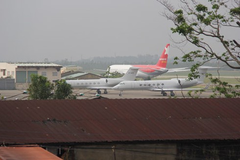 Hai chuyên cơ của tỷ phú được bảo vệ nghiêm ngặt ở sân bay Đà Nẵng (ảnh Đình Thiên)