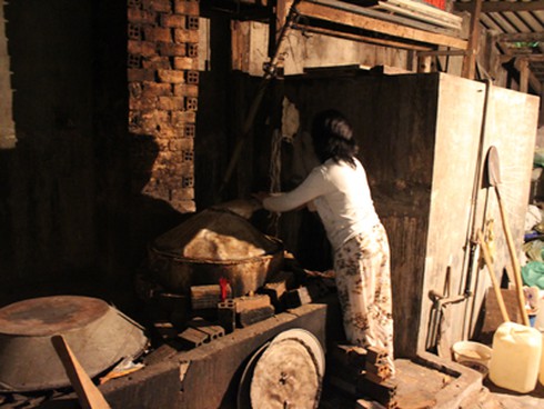 Lò rượu không phép vẫn nổi lửa tưng bừng - ảnh 1