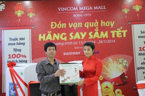 Tưng bừng nhận quà tại hệ thống TTTM Vincom - ảnh 2
