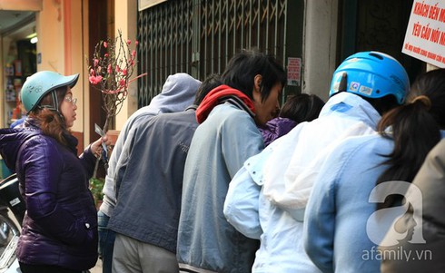 Xếp hàng rồng rắn mua xôi cúng ông Táo - ảnh 1