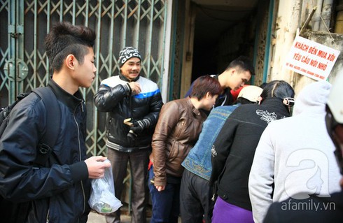 Xếp hàng rồng rắn mua xôi cúng ông Táo - ảnh 4