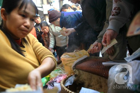 Xếp hàng rồng rắn mua xôi cúng ông Táo - ảnh 6