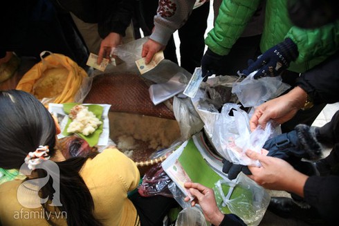 Xếp hàng rồng rắn mua xôi cúng ông Táo - ảnh 7