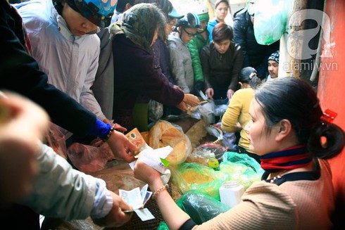 Xếp hàng rồng rắn mua xôi cúng ông Táo - ảnh 8