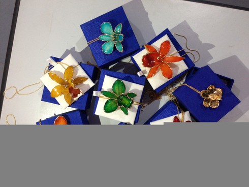 Tiền triệu mỗi chiếc dây chuyền hoa lan thật mạ vàng - ảnh 1