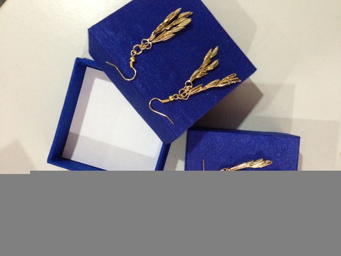 Tiền triệu mỗi chiếc dây chuyền hoa lan thật mạ vàng - ảnh 4