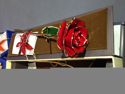 Tiền triệu mỗi chiếc dây chuyền hoa lan thật mạ vàng - ảnh 2