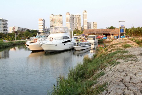 Du thuyền hạng sang đậu đầy kênh rạch Sài Gòn - ảnh 4