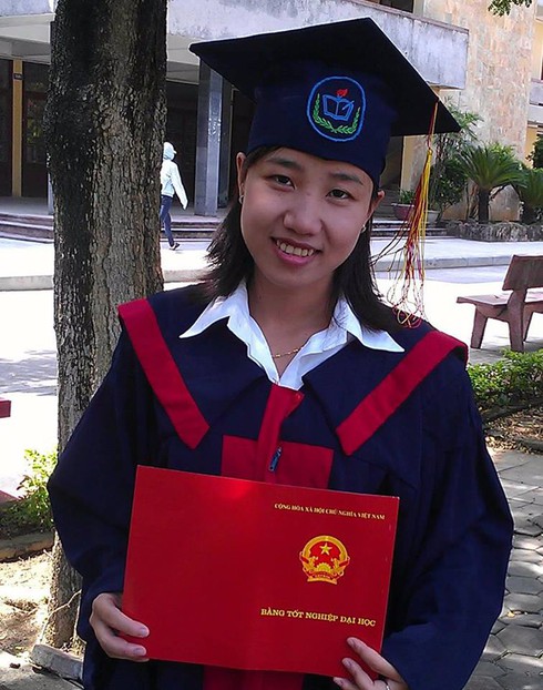 Không được nhận làm công nhân vì... có bằng cử nhân - ảnh 1