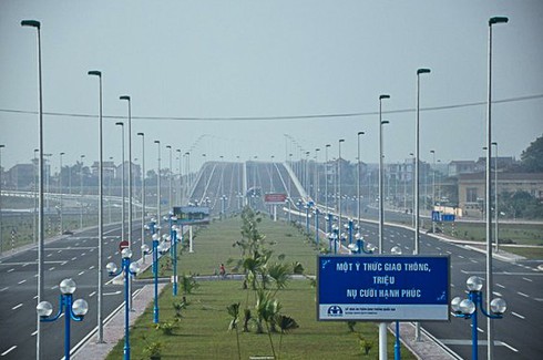 Mắc cạn vì đổ tiền đầu cơ đất đón cầu Nhật Tân - ảnh 1