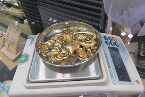 Hình ảnh cận cảnh chợ bán vàng theo cân - ảnh 6