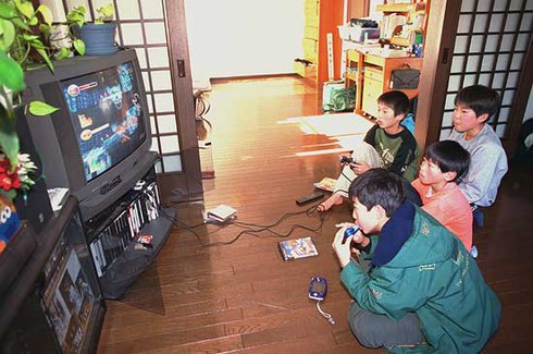 Cách dạy con khác lạ của bố Nhật: 'Cho con chơi game thay vì học!' 2