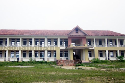 Hà Tĩnh: Trường tiền tỷ bỏ hoang, học trường cũ dột - ảnh 1