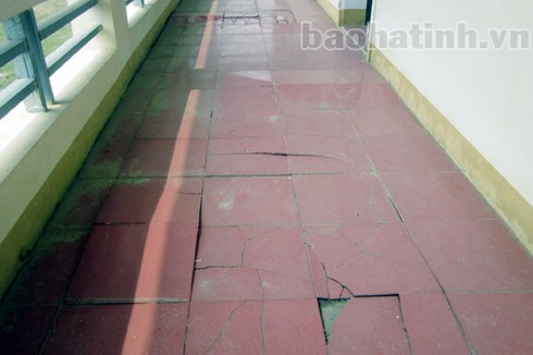 Hà Tĩnh: Trường tiền tỷ bỏ hoang, học trường cũ dột - ảnh 2