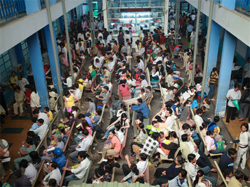 Thủ tướng Chính phủ trả lời chất vấn về quá tải bệnh viện - ảnh 1