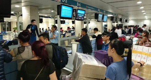 Vật vã gần 10 giờ vẫn không được lên máy bay về quê - ảnh 1