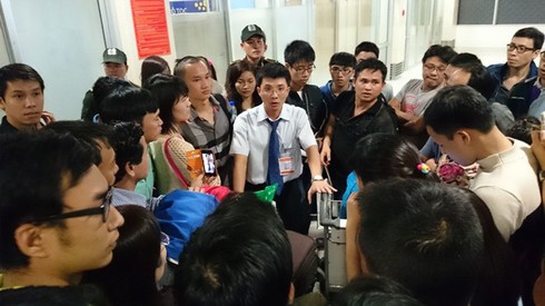 Vật vã gần 10 giờ vẫn không được lên máy bay về quê - ảnh 12