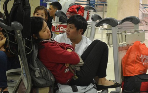 Vật vã gần 10 giờ vẫn không được lên máy bay về quê - ảnh 9