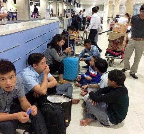 Vật vã gần 10 giờ vẫn không được lên máy bay về quê - ảnh 2